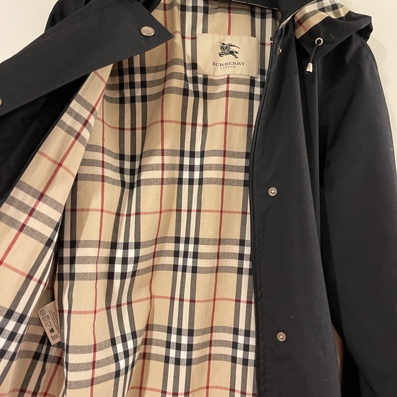 Burberry hooded raincoat - Picture 3 of 3